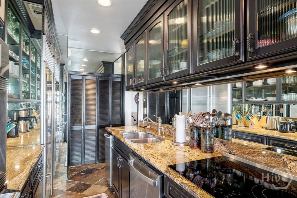 Image 15 of property listing at 439 Abercorn Street, Savannah, GA 31401