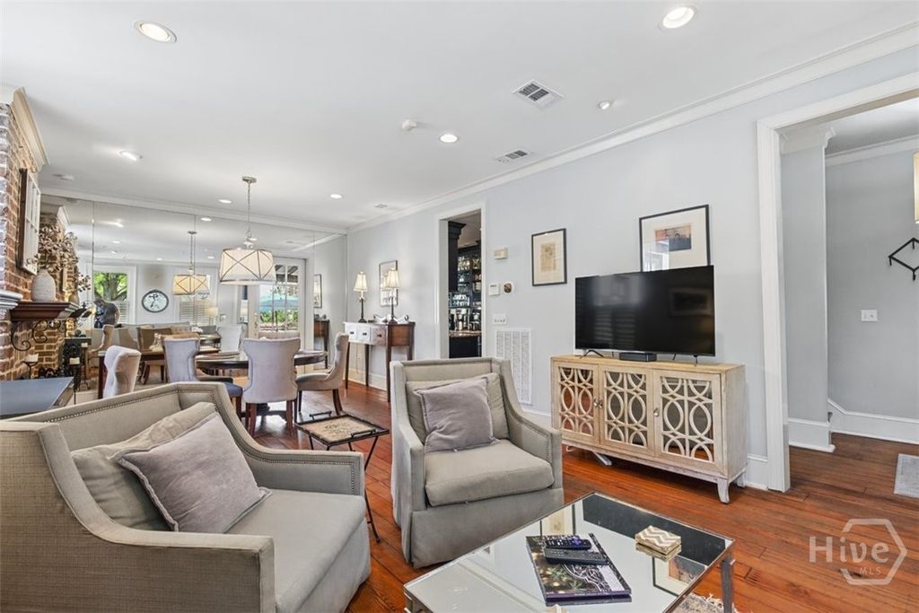 Image 7 of property listing at 439 Abercorn Street, Savannah, GA 31401