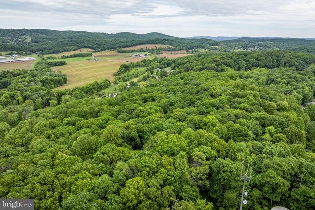 210 RESH RD, Reinholds, PA 17569