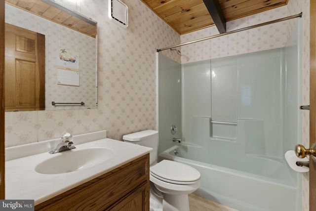 210 RESH RD, Reinholds, PA 17569