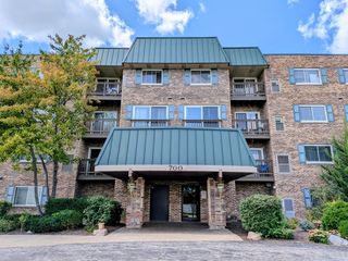 700 Perrie Drive 213, Elk Grove Village, IL 60007