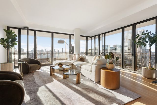 100 Vandam St Apt 15A, New York City, NY 10013