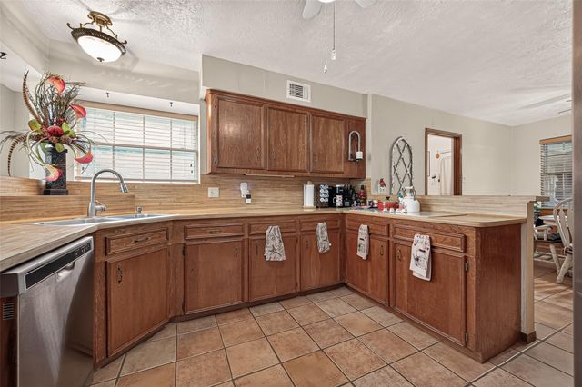 2016 Meadow Lane, Richmond, TX 77469