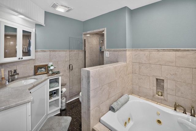 8755 N Pelham PARKWAY, Bayside, WI 53217