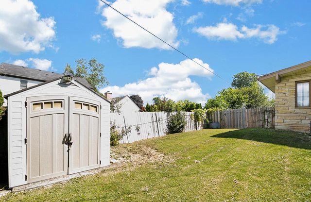 8755 N Pelham PARKWAY, Bayside, WI 53217