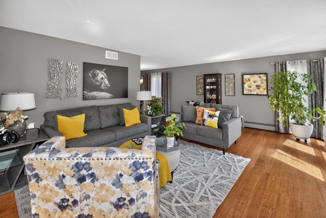 8755 N Pelham PARKWAY, Bayside, WI 53217