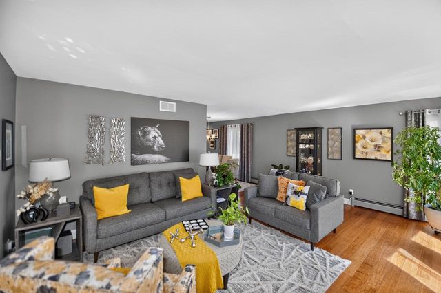 8755 N Pelham PARKWAY, Bayside, WI 53217