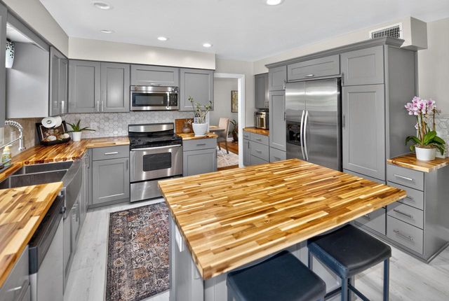 8755 N Pelham PARKWAY, Bayside, WI 53217
