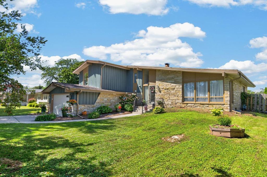 8755 N Pelham PARKWAY, Bayside, WI 53217