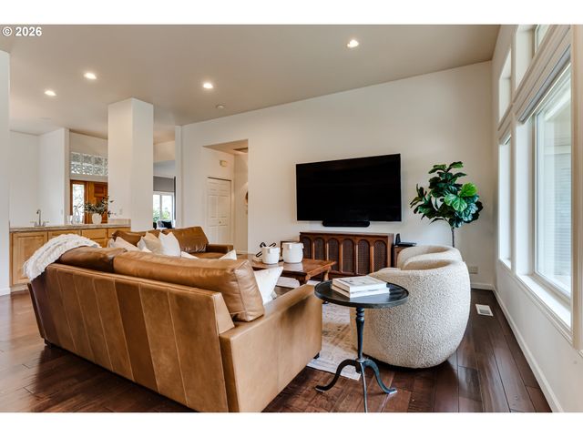 3247 LAKESIDE Dr, Eugene, OR 97401