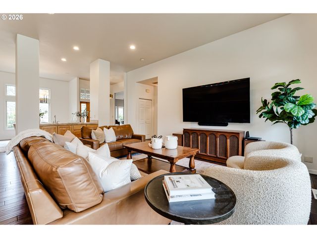 3247 LAKESIDE Dr, Eugene, OR 97401