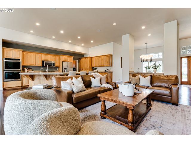 3247 LAKESIDE Dr, Eugene, OR 97401