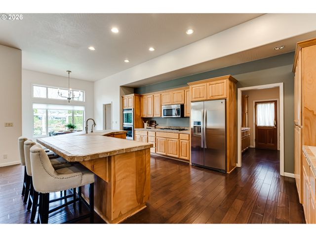 3247 LAKESIDE Dr, Eugene, OR 97401