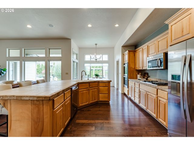 3247 LAKESIDE Dr, Eugene, OR 97401