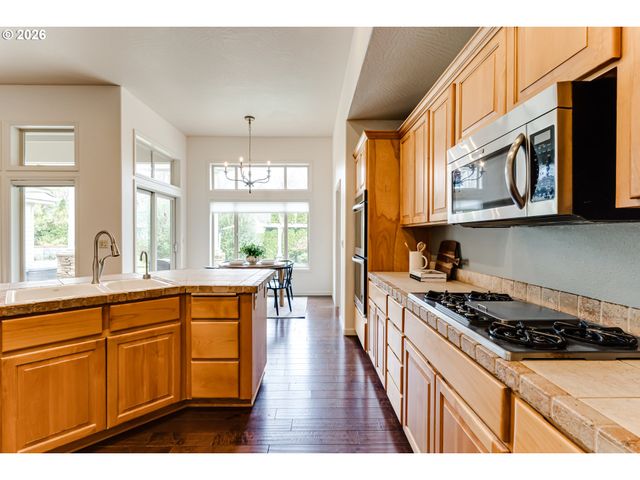 3247 LAKESIDE Dr, Eugene, OR 97401