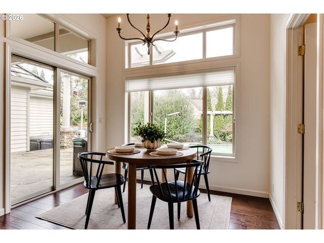 3247 LAKESIDE Dr, Eugene, OR 97401