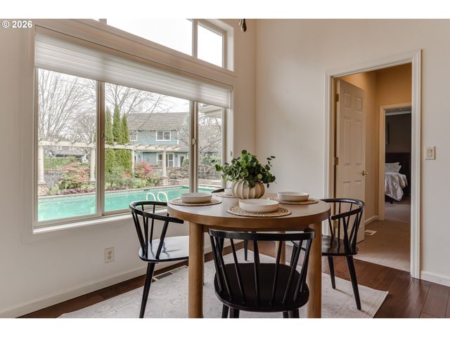 3247 LAKESIDE Dr, Eugene, OR 97401