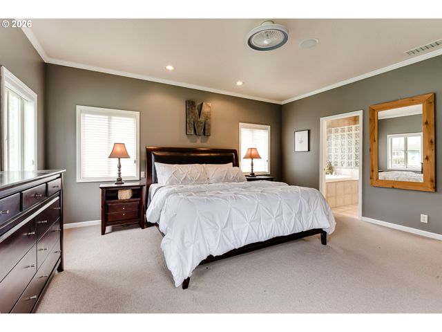 3247 LAKESIDE Dr, Eugene, OR 97401