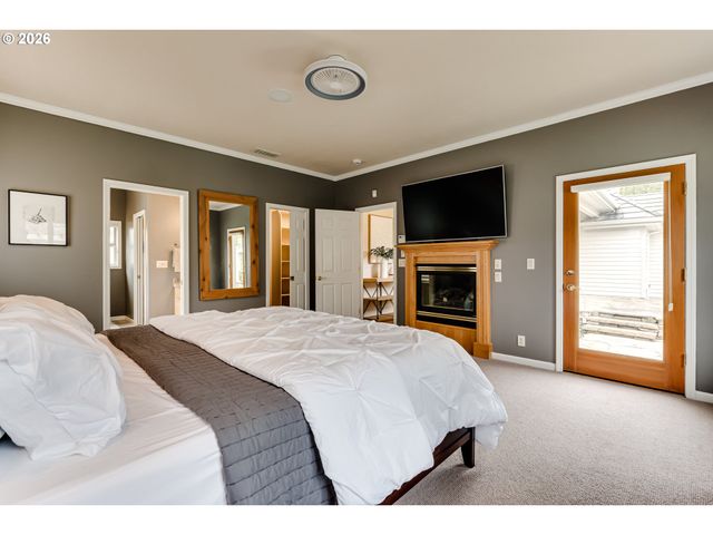 3247 LAKESIDE Dr, Eugene, OR 97401