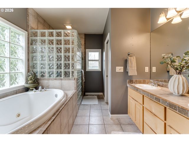 3247 LAKESIDE Dr, Eugene, OR 97401