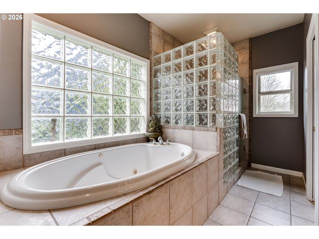 3247 LAKESIDE Dr, Eugene, OR 97401