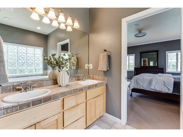 3247 LAKESIDE Dr, Eugene, OR 97401