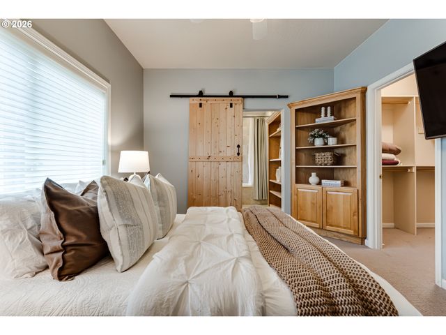 3247 LAKESIDE Dr, Eugene, OR 97401