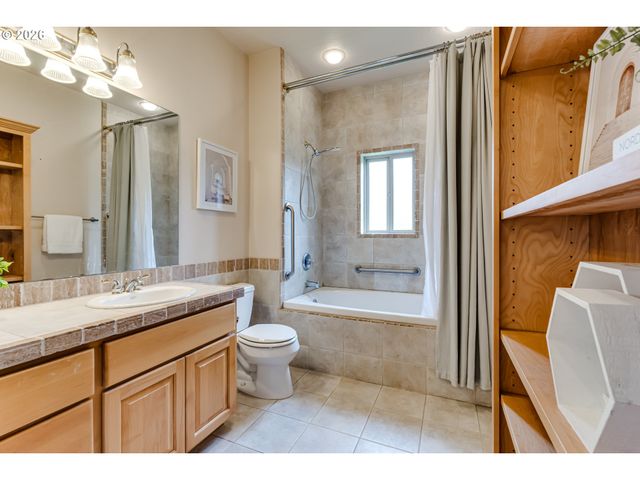 3247 LAKESIDE Dr, Eugene, OR 97401