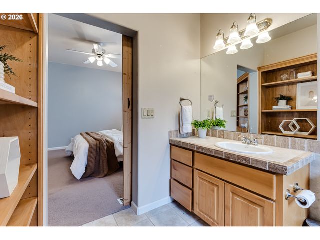 3247 LAKESIDE Dr, Eugene, OR 97401