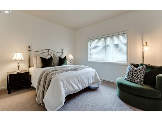 3247 LAKESIDE Dr, Eugene, OR 97401