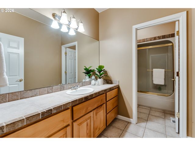 3247 LAKESIDE Dr, Eugene, OR 97401