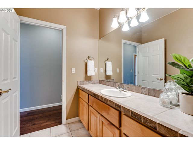 3247 LAKESIDE Dr, Eugene, OR 97401