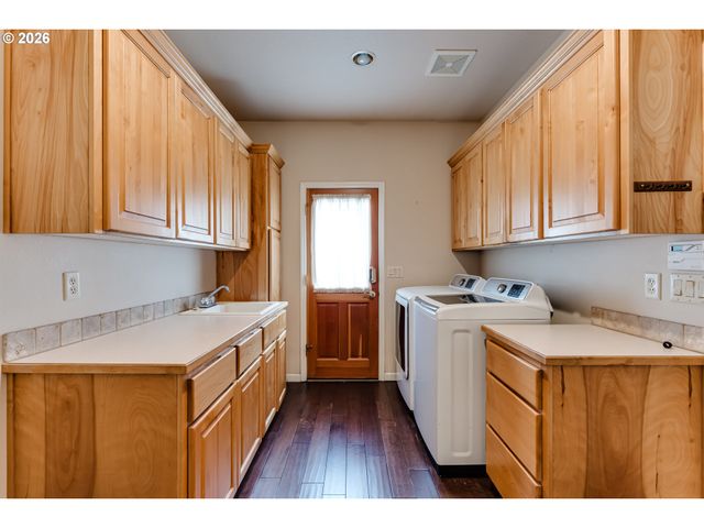 3247 LAKESIDE Dr, Eugene, OR 97401