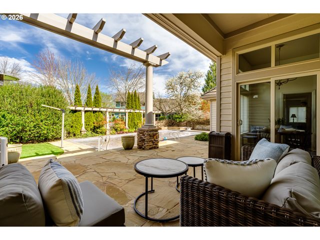 3247 LAKESIDE Dr, Eugene, OR 97401