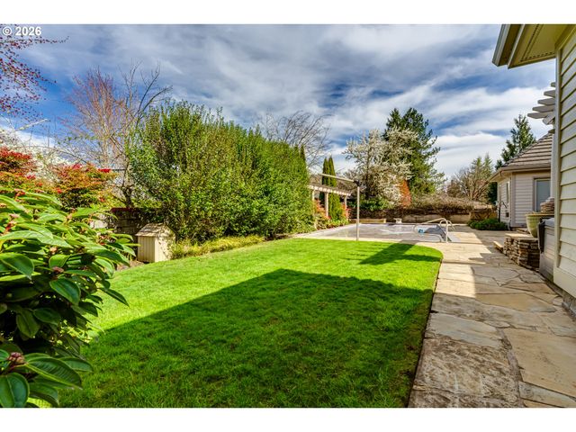 3247 LAKESIDE Dr, Eugene, OR 97401