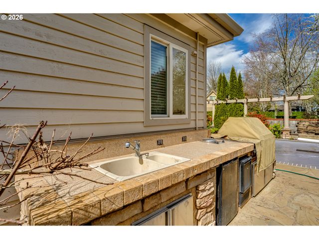 3247 LAKESIDE Dr, Eugene, OR 97401