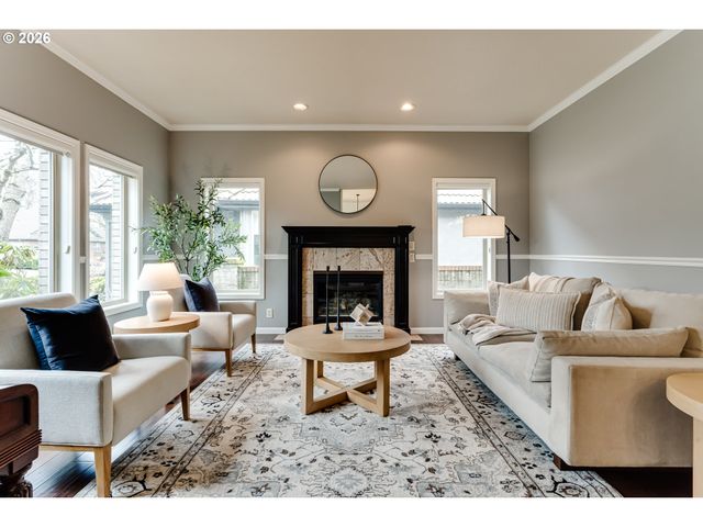 3247 LAKESIDE Dr, Eugene, OR 97401