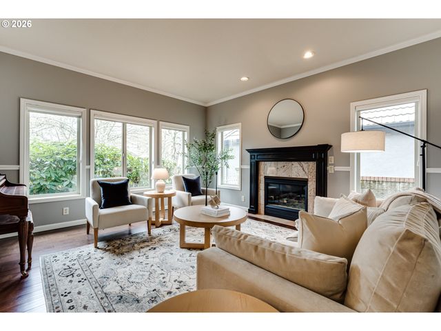 3247 LAKESIDE Dr, Eugene, OR 97401