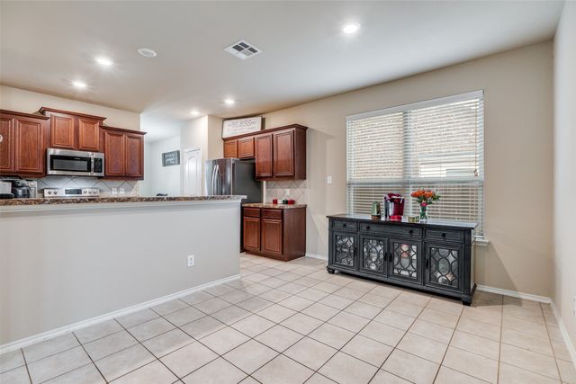 1924 Parkside Mews, Lancaster, TX 75146