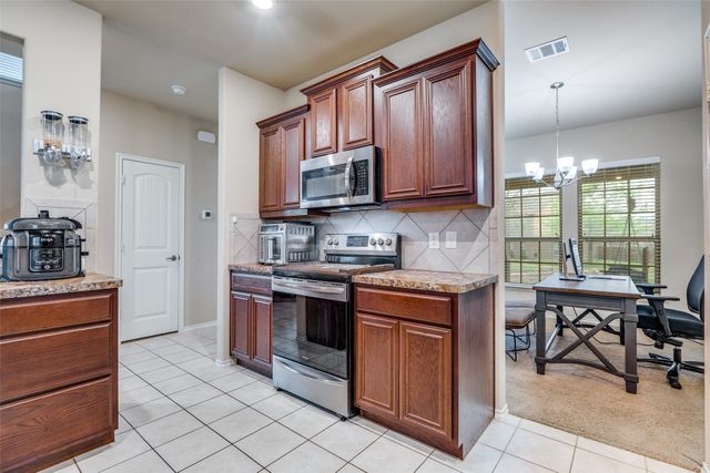 1924 Parkside Mews, Lancaster, TX 75146