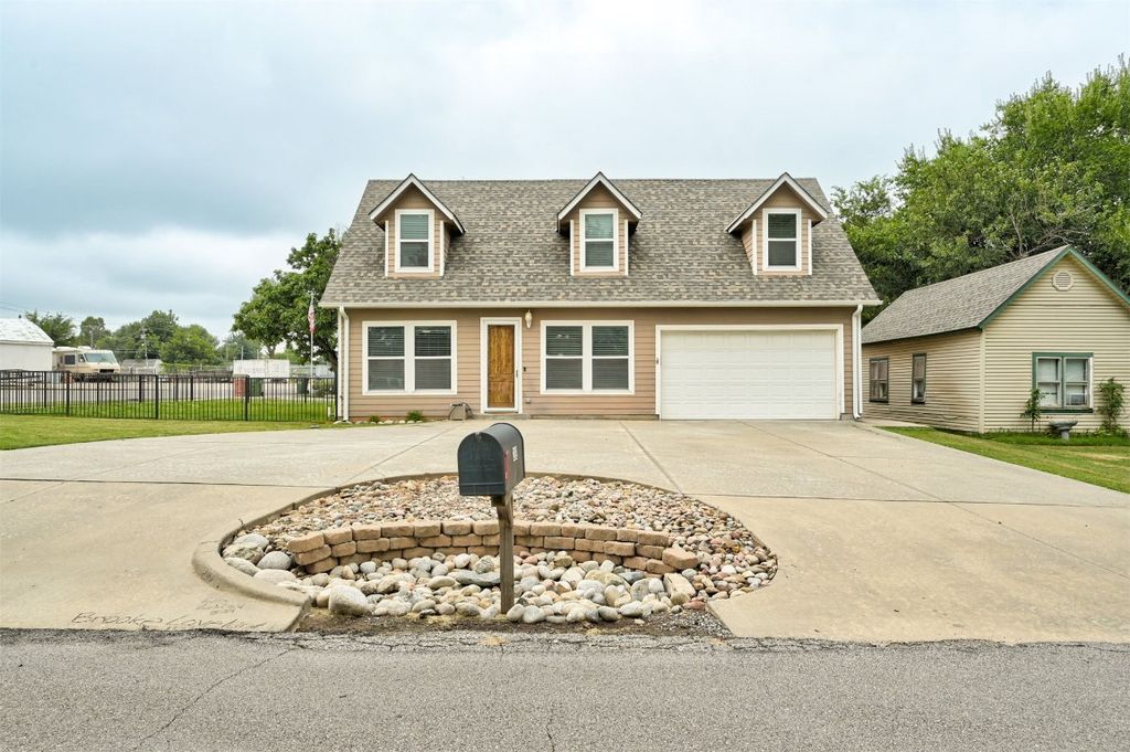 210 N 4th Street, Yukon, OK 73099