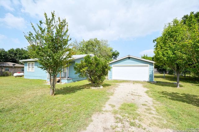823 SERNA DR, New Braunfels, TX 78130