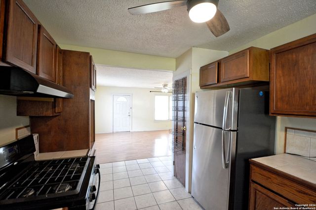 823 SERNA DR, New Braunfels, TX 78130