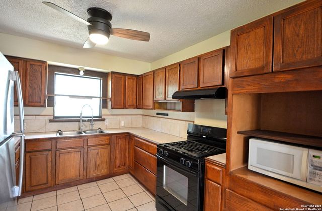 823 SERNA DR, New Braunfels, TX 78130