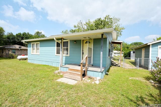 823 SERNA DR, New Braunfels, TX 78130
