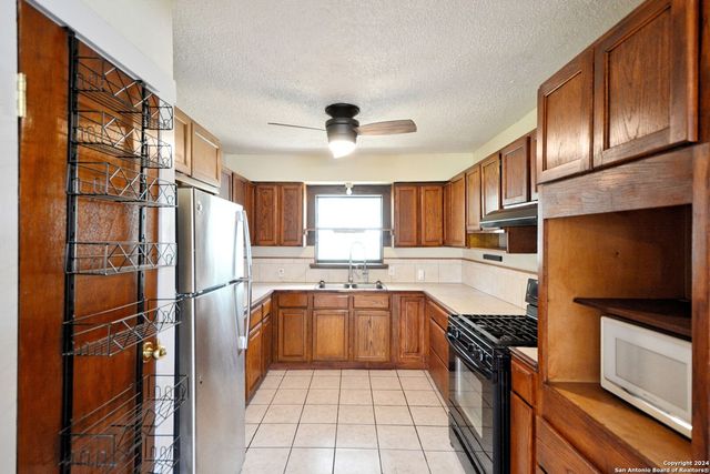 823 SERNA DR, New Braunfels, TX 78130