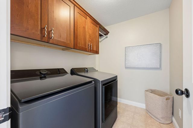 1192 Maple Lane W, Roseville, MN 55113