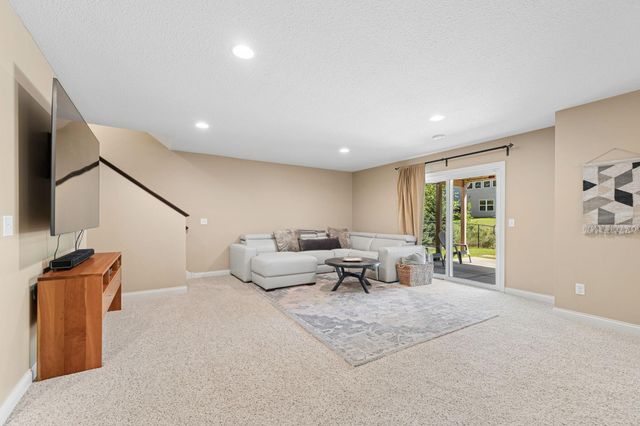 1192 Maple Lane W, Roseville, MN 55113