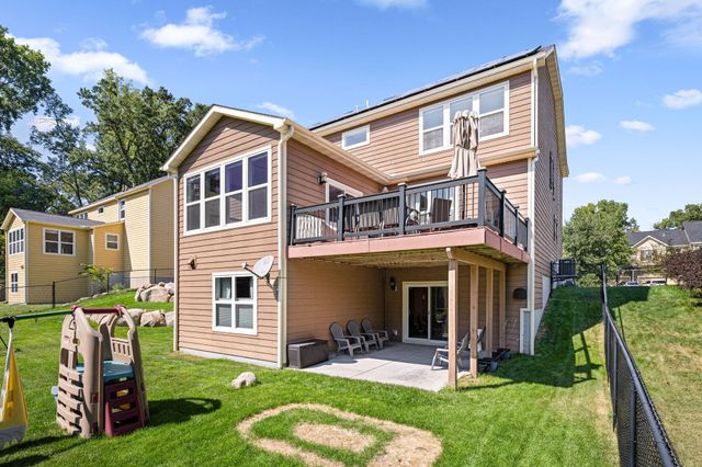 1192 Maple Lane W, Roseville, MN 55113