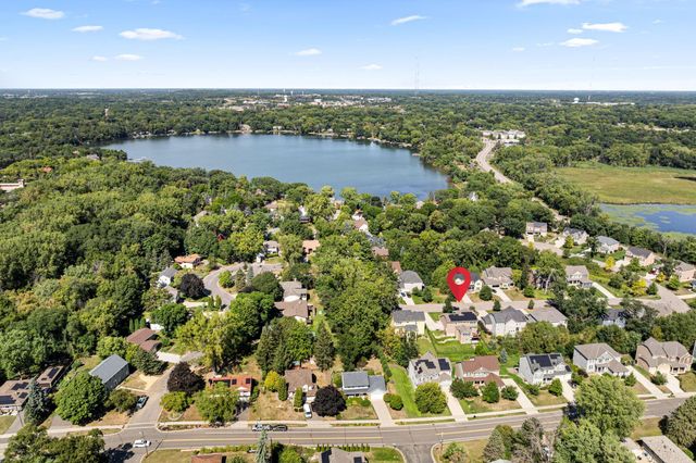 1192 Maple Lane W, Roseville, MN 55113